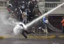German Police deploy hydration wagons to cool off crowd outside G20 summit water cannon