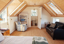 Pretentious couple install extra place to pooh in house for £20,000 En Suite